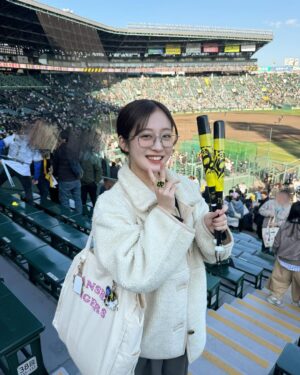 Chihiro Kawakami Instagram - 今年初甲子園！

シーズンへ向けての調整も兼ねてるオープン戦
これからの阪神がとっても楽しみです🐯✨

今日はジェット風船を飛ばせたことが嬉しかった〜
懐かしさとついに帰ってきた光景に胸が躍りました！！

またジェット風船飛ばせる試合も観に行きたい🐯🎈

#阪神タイガース #甲子園
#阪神甲子園球場
#オープン戦なのか疑うくらいの満員の甲子園
#今日はシークレットグッズで当たった
#虎リング #付けてました #💍♡