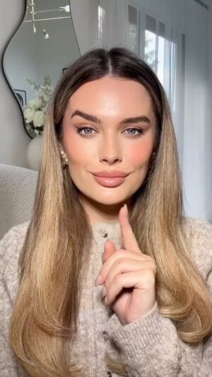 Chloe Lloyd Instagram - Quick blush hack for a lifted look🤍
@armanibeauty Luminous Silk Cheek Tint Blush ‘Rosy Peach’ 
#makeup #skincare