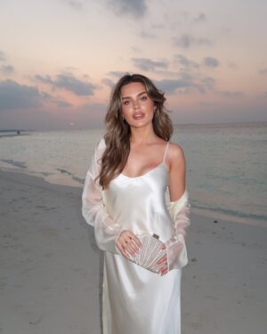 Chloe Lloyd Instagram - *this & not knowing what day it is*🍸🏝️ 
heres a lil’ album of holiday pics from the last few days at @dhigalimaldives before we head off to our next island. 
Snorkelling with turtles & Manta Rays was incredible and the sunsets are something else. What a magical world we live in. 
☀️ 🐢🐠 🐬