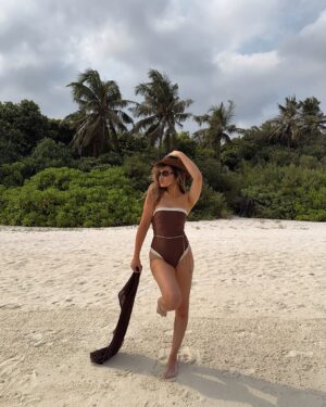 Chloe Lloyd Instagram - a lil’ Espresso in the Maldives ☕️ 🌴🥥 
(I’ve been listening to this song all day by the pool 🤌🏼) 
📍@dhigalimaldives 
#maldives #summerstyle #maldivesislands