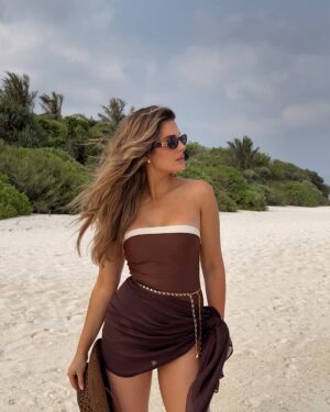 Chloe Lloyd Instagram - a lil’ Espresso in the Maldives ☕️ 🌴🥥 
(I’ve been listening to this song all day by the pool 🤌🏼) 
📍@dhigalimaldives 
#maldives #summerstyle #maldivesislands