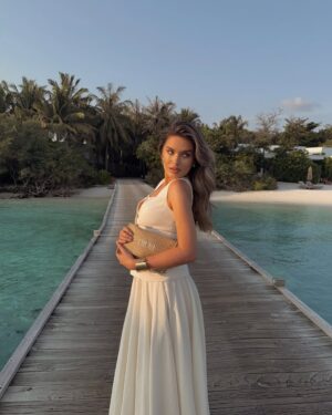 Chloe Lloyd Instagram - We woke up in our happy place - The Maldives🥹
We’ve been counting down the days to this trip for the last year! We adore it here SO much and just feel so lucky to even step foot on this beautiful place. It’s just so calming and how beautiful it is just can’t be captured in photographs! No cars, no pollution, just beautiful scenery, clear blue waters, thriving greenery and stunning wildlife. We’re doing two islands this year and are currently staying at Dhigali. 🤍
Island: @dhigalimaldives 
linen skirt & top: @aavelleofficial 
bag @diorbeauty @dior 
#maldives #maldives🌴