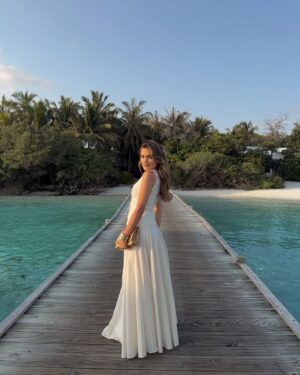 Chloe Lloyd Instagram - We woke up in our happy place - The Maldives🥹
We’ve been counting down the days to this trip for the last year! We adore it here SO much and just feel so lucky to even step foot on this beautiful place. It’s just so calming and how beautiful it is just can’t be captured in photographs! No cars, no pollution, just beautiful scenery, clear blue waters, thriving greenery and stunning wildlife. We’re doing two islands this year and are currently staying at Dhigali. 🤍
Island: @dhigalimaldives 
linen skirt & top: @aavelleofficial 
bag @diorbeauty @dior 
#maldives #maldives🌴