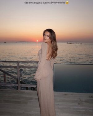 Chloe Lloyd Instagram - *this & not knowing what day it is*🍸🏝️ 
heres a lil’ album of holiday pics from the last few days at @dhigalimaldives before we head off to our next island. 
Snorkelling with turtles & Manta Rays was incredible and the sunsets are something else. What a magical world we live in. 
☀️ 🐢🐠 🐬
