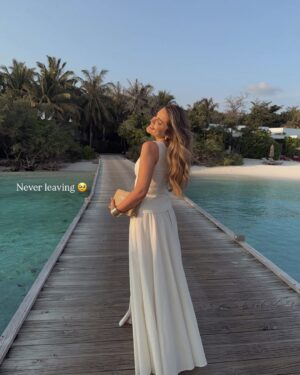 Chloe Lloyd Instagram - We woke up in our happy place - The Maldives🥹
We’ve been counting down the days to this trip for the last year! We adore it here SO much and just feel so lucky to even step foot on this beautiful place. It’s just so calming and how beautiful it is just can’t be captured in photographs! No cars, no pollution, just beautiful scenery, clear blue waters, thriving greenery and stunning wildlife. We’re doing two islands this year and are currently staying at Dhigali. 🤍
Island: @dhigalimaldives 
linen skirt & top: @aavelleofficial 
bag @diorbeauty @dior 
#maldives #maldives🌴