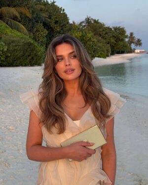 Chloe Lloyd Instagram - *this & not knowing what day it is*🍸🏝️ 
heres a lil’ album of holiday pics from the last few days at @dhigalimaldives before we head off to our next island. 
Snorkelling with turtles & Manta Rays was incredible and the sunsets are something else. What a magical world we live in. 
☀️ 🐢🐠 🐬