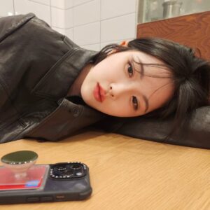 Cho Hyun-young Instagram - 2025년 생존신고.. 
올릴사진이 얼마나 없었으면 아이폰 쓸때 사진을..
연휴 잘 보냈나요들! 새해 복 많이 받으세요들!🧧