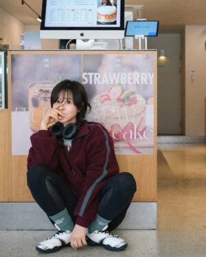 Choi Kang-hee Instagram - #휠라 #에샤페 #에샤페V2
 
헤일리 비버 신은거보고 예뻐서 
영화사진 말구 오랜만에 일상 사진 올리는 
더 따뜻해지기전에 😆 

#회사1층커피숍#어로드#1일1뱅쇼ㅎ