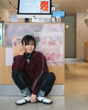 Choi Kang-hee Instagram - #휠라 #에샤페 #에샤페V2
 
헤일리 비버 신은거보고 예뻐서 
영화사진 말구 오랜만에 일상 사진 올리는 
더 따뜻해지기전에 😆 

#회사1층커피숍#어로드#1일1뱅쇼ㅎ