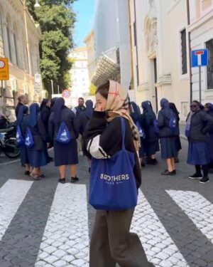 Choi Yu-hwa Instagram - Rome 
1.2 핀초언덕 가길 잘했다! 뷰😻

3 미켈란젤로- 피에타🥺🥹
4 maritozzo 마리또조 억양다시 듣고싶다 
5 트레비분수 
6 재밌는 Rinascente 백화점. 일 잘하는 직원도 만나서 좋았다. 
7 팔만 뺐을 뿐인데.. 
8 올리브오일과 발사믹의 매력을 이제서야 알게됨 
9 머리 끈없다고 수신기 끈으로 묶는.. 울 언니입니다. 
10 바티칸 
11 탄산수 병이 이뻐서 꽃병으로 쓰고싶어 가지고오고싶었으나 유리병이 너무 무거웡 포기
12 바티칸 가이드님의 주관적인 맛집 진짜 맛집이었다 
13 식빵굽는중 
14 우연히 뵙게된 우리나라 신부님 덕분에 천주교에 대해서 궁금한거 물어보고 성 베드로 성당을 잘 볼수 있었다 그라찌에🙏
15 언니랑 나. 등산할때 좋은 신발 만보넘게 걷는 신발로 잘 신고다녔다:) 우리의 커플화 
16 현지인들을 보고싶어서 카페매니아(나) 내가 규글에서 찾은 카페. 조용한 동네에 이 카페에만 현지인들이 많았다. 다들 어디서 온거예요. 빵도 맛있었다. 
17 수녀님들과 커플룩같은 언니룩 
18 [콜로세오] 밖에서 본 콜로세움 
19 여행 본격 시작날이라 신난 나 
20 친언니둘이랑 함께 여행 한것같았던 아주 짧은 일정의 롬. 빠이🫶 

로마다녀와서 영화 두 교황을 이제서야 봤는데. 추천합니다.
 아 집시한테 털릴뻔 했는데 로마여행시 꼭 가방 조심하세요. 제가 본 집시는 임산부여서 집시아닌줄 알았는데 현지인들이 알려줘서 조심할수 있었어요.