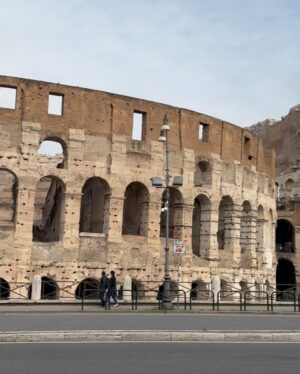 Choi Yu-hwa Instagram - Rome 
1.2 핀초언덕 가길 잘했다! 뷰😻

3 미켈란젤로- 피에타🥺🥹
4 maritozzo 마리또조 억양다시 듣고싶다 
5 트레비분수 
6 재밌는 Rinascente 백화점. 일 잘하는 직원도 만나서 좋았다. 
7 팔만 뺐을 뿐인데.. 
8 올리브오일과 발사믹의 매력을 이제서야 알게됨 
9 머리 끈없다고 수신기 끈으로 묶는.. 울 언니입니다. 
10 바티칸 
11 탄산수 병이 이뻐서 꽃병으로 쓰고싶어 가지고오고싶었으나 유리병이 너무 무거웡 포기
12 바티칸 가이드님의 주관적인 맛집 진짜 맛집이었다 
13 식빵굽는중 
14 우연히 뵙게된 우리나라 신부님 덕분에 천주교에 대해서 궁금한거 물어보고 성 베드로 성당을 잘 볼수 있었다 그라찌에🙏
15 언니랑 나. 등산할때 좋은 신발 만보넘게 걷는 신발로 잘 신고다녔다:) 우리의 커플화 
16 현지인들을 보고싶어서 카페매니아(나) 내가 규글에서 찾은 카페. 조용한 동네에 이 카페에만 현지인들이 많았다. 다들 어디서 온거예요. 빵도 맛있었다. 
17 수녀님들과 커플룩같은 언니룩 
18 [콜로세오] 밖에서 본 콜로세움 
19 여행 본격 시작날이라 신난 나 
20 친언니둘이랑 함께 여행 한것같았던 아주 짧은 일정의 롬. 빠이🫶 

로마다녀와서 영화 두 교황을 이제서야 봤는데. 추천합니다.
 아 집시한테 털릴뻔 했는데 로마여행시 꼭 가방 조심하세요. 제가 본 집시는 임산부여서 집시아닌줄 알았는데 현지인들이 알려줘서 조심할수 있었어요.