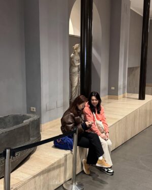 Choi Yu-hwa Instagram - Rome 
1.2 핀초언덕 가길 잘했다! 뷰😻

3 미켈란젤로- 피에타🥺🥹
4 maritozzo 마리또조 억양다시 듣고싶다 
5 트레비분수 
6 재밌는 Rinascente 백화점. 일 잘하는 직원도 만나서 좋았다. 
7 팔만 뺐을 뿐인데.. 
8 올리브오일과 발사믹의 매력을 이제서야 알게됨 
9 머리 끈없다고 수신기 끈으로 묶는.. 울 언니입니다. 
10 바티칸 
11 탄산수 병이 이뻐서 꽃병으로 쓰고싶어 가지고오고싶었으나 유리병이 너무 무거웡 포기
12 바티칸 가이드님의 주관적인 맛집 진짜 맛집이었다 
13 식빵굽는중 
14 우연히 뵙게된 우리나라 신부님 덕분에 천주교에 대해서 궁금한거 물어보고 성 베드로 성당을 잘 볼수 있었다 그라찌에🙏
15 언니랑 나. 등산할때 좋은 신발 만보넘게 걷는 신발로 잘 신고다녔다:) 우리의 커플화 
16 현지인들을 보고싶어서 카페매니아(나) 내가 규글에서 찾은 카페. 조용한 동네에 이 카페에만 현지인들이 많았다. 다들 어디서 온거예요. 빵도 맛있었다. 
17 수녀님들과 커플룩같은 언니룩 
18 [콜로세오] 밖에서 본 콜로세움 
19 여행 본격 시작날이라 신난 나 
20 친언니둘이랑 함께 여행 한것같았던 아주 짧은 일정의 롬. 빠이🫶 

로마다녀와서 영화 두 교황을 이제서야 봤는데. 추천합니다.
 아 집시한테 털릴뻔 했는데 로마여행시 꼭 가방 조심하세요. 제가 본 집시는 임산부여서 집시아닌줄 알았는데 현지인들이 알려줘서 조심할수 있었어요.