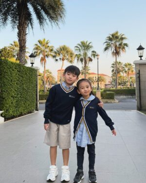 Chotika Wongwilas Instagram - ได้ใส่เสื้อหนาวไปโรงเรียนแล้วว เย้!
.
#denlabritishschool #akin_family