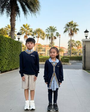Chotika Wongwilas Instagram - ได้ใส่เสื้อหนาวไปโรงเรียนแล้วว เย้!
.
#denlabritishschool #akin_family