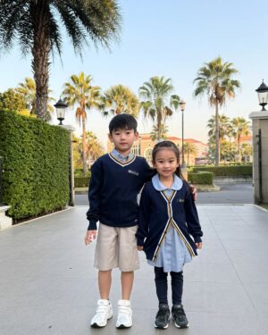 Chotika Wongwilas Instagram - ได้ใส่เสื้อหนาวไปโรงเรียนแล้วว เย้!
.
#denlabritishschool #akin_family