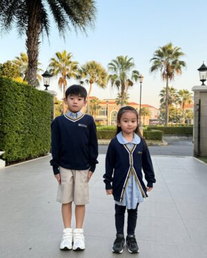 Chotika Wongwilas Instagram - ได้ใส่เสื้อหนาวไปโรงเรียนแล้วว เย้!
.
#denlabritishschool #akin_family