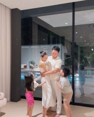 Chotika Wongwilas Instagram - My valentine 💓 ตื่นไปถ่ายงานตั้งแต่เช้ามืดถึงบ้านจะค่ำ บอกสามีไว้ล่วงหน้าหลายวันว่าปีนี้ไม่รับดอกไม้น๊า ไม่รู้ตัวเองว่าฟิลไหน 😅 แต่ก็โดนถามทุกวัน ว่าจริงหรอ555 จริงห้ามซื้อ 😆 แต่กลับมาเจอคนเตรียมอาหารไว้ให้ โทรถามตลอดถึงไหนแล้ว เดี๋ยวอาหารเย็นจะไม่อร่อย 🥹 แค่ได้อยู่พร้อมหน้าพร้อมตากันมันคือมายวาเลนไทน์ของทุกๆวันแล้วค่ะ Love you naa 💓 14/2/2025