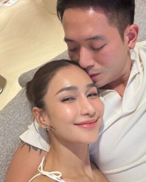Chotika Wongwilas Instagram - My valentine 💓 ตื่นไปถ่ายงานตั้งแต่เช้ามืดถึงบ้านจะค่ำ บอกสามีไว้ล่วงหน้าหลายวันว่าปีนี้ไม่รับดอกไม้น๊า ไม่รู้ตัวเองว่าฟิลไหน 😅 แต่ก็โดนถามทุกวัน ว่าจริงหรอ555 จริงห้ามซื้อ 😆 แต่กลับมาเจอคนเตรียมอาหารไว้ให้ โทรถามตลอดถึงไหนแล้ว เดี๋ยวอาหารเย็นจะไม่อร่อย 🥹 แค่ได้อยู่พร้อมหน้าพร้อมตากันมันคือมายวาเลนไทน์ของทุกๆวันแล้วค่ะ Love you naa 💓 14/2/2025
