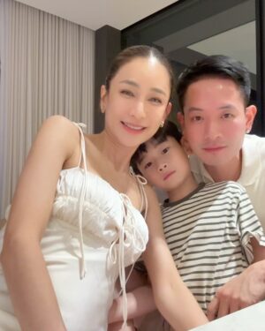Chotika Wongwilas Instagram - My valentine 💓 ตื่นไปถ่ายงานตั้งแต่เช้ามืดถึงบ้านจะค่ำ บอกสามีไว้ล่วงหน้าหลายวันว่าปีนี้ไม่รับดอกไม้น๊า ไม่รู้ตัวเองว่าฟิลไหน 😅 แต่ก็โดนถามทุกวัน ว่าจริงหรอ555 จริงห้ามซื้อ 😆 แต่กลับมาเจอคนเตรียมอาหารไว้ให้ โทรถามตลอดถึงไหนแล้ว เดี๋ยวอาหารเย็นจะไม่อร่อย 🥹 แค่ได้อยู่พร้อมหน้าพร้อมตากันมันคือมายวาเลนไทน์ของทุกๆวันแล้วค่ะ Love you naa 💓 14/2/2025