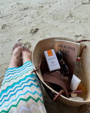 Chotika Wongwilas Instagram - Welcome summer ร้อนสู้แดดนิดนึง ☀️😎🌊

#cho_cosmetics #กันแดดออร์แกนิค