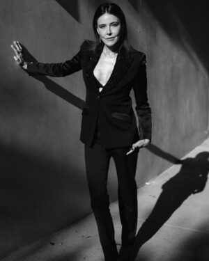 Christa Miller Instagram - Had a great time with my #Shrinking family at the @sagawards!  Thank you @versace for the sexy suit 🔥🔥🔥🔥

Photo: @catielaffoon 
Makeup: @jennakristina 
Hair: @kikihaircutter 
Styling: @janellermiller 

Outfit: @versace 
Jewelry: @martinkatzjewels