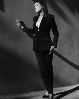 Christa Miller Instagram - Had a great time with my #Shrinking family at the @sagawards!  Thank you @versace for the sexy suit 🔥🔥🔥🔥

Photo: @catielaffoon 
Makeup: @jennakristina 
Hair: @kikihaircutter 
Styling: @janellermiller 

Outfit: @versace 
Jewelry: @martinkatzjewels