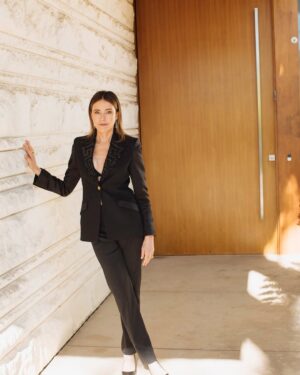 Christa Miller Instagram - Had a great time with my #Shrinking family at the @sagawards!  Thank you @versace for the sexy suit 🔥🔥🔥🔥

Photo: @catielaffoon 
Makeup: @jennakristina 
Hair: @kikihaircutter 
Styling: @janellermiller 

Outfit: @versace 
Jewelry: @martinkatzjewels