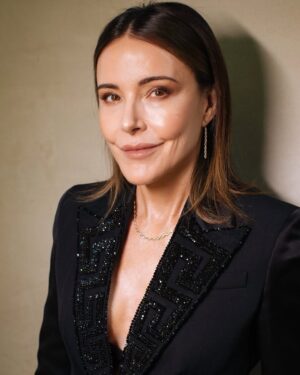 Christa Miller Instagram - Had a great time with my #Shrinking family at the @sagawards!  Thank you @versace for the sexy suit 🔥🔥🔥🔥

Photo: @catielaffoon 
Makeup: @jennakristina 
Hair: @kikihaircutter 
Styling: @janellermiller 

Outfit: @versace 
Jewelry: @martinkatzjewels