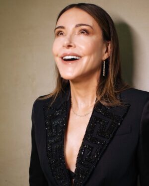Christa Miller Instagram - Had a great time with my #Shrinking family at the @sagawards!  Thank you @versace for the sexy suit 🔥🔥🔥🔥

Photo: @catielaffoon 
Makeup: @jennakristina 
Hair: @kikihaircutter 
Styling: @janellermiller 

Outfit: @versace 
Jewelry: @martinkatzjewels