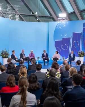 Christine Lagarde Instagram - 60% of Europeans with low financial literacy are women. This gender gap is a systemic issue that affects the entire European economic fabric, including our monetary policy and financial stability.

We need to #AccelerateAction, advance women’s financial empowerment and take swift steps towards gender equality.