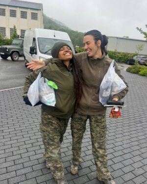 Christy Carlson Romano Instagram - What do two mamas do after they've been tortured for 8 days? We hit the spa and went shopping in London! 🧖‍♀️🇬🇧🥂

We saw @hartluck on the way out and were so relieved the Sensei was safe. 🙏

@kylapratt couldn't have been thru this with anyone but you sis. IYKYK. People are going to have their opinions on whatever we did, but at the end of the day it's like you said - we DID that! 💪 

#SpecialForcesFOX