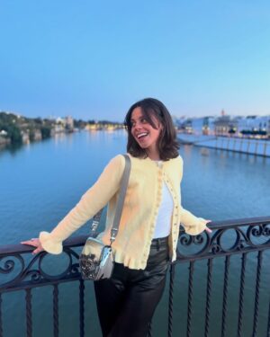 Clara Alvarado Instagram - Sevilla enamora al cielo para vestirlo de azul 🩵🌞 

No entiendo cómo he podido estar 6 años sin visitarte…. Gracias por todas las recomendaciones que me mandasteis, ha sido un auténtica gozadera de finde!