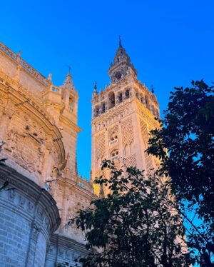Clara Alvarado Instagram - Sevilla enamora al cielo para vestirlo de azul 🩵🌞 

No entiendo cómo he podido estar 6 años sin visitarte…. Gracias por todas las recomendaciones que me mandasteis, ha sido un auténtica gozadera de finde!