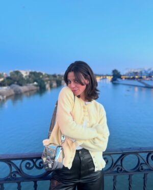 Clara Alvarado Instagram - Sevilla enamora al cielo para vestirlo de azul 🩵🌞 

No entiendo cómo he podido estar 6 años sin visitarte…. Gracias por todas las recomendaciones que me mandasteis, ha sido un auténtica gozadera de finde!