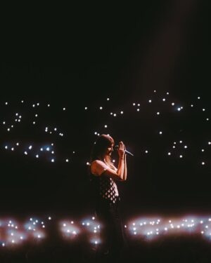 Clara Luciani Instagram - Juste ces mots pour vous dire un immense MERCI pour cette vie rêvée. Je ne me suis jamais autant amusée sur scène et je ne me suis jamais sentie aussi libre. Merci de remplir les salles, merci de me faire sentir si vivante. Je vous aime aussi fort que vous me faites vibrer chaque soir (c’est très très fort). 🫂❤️

📸 @matt_lgs
