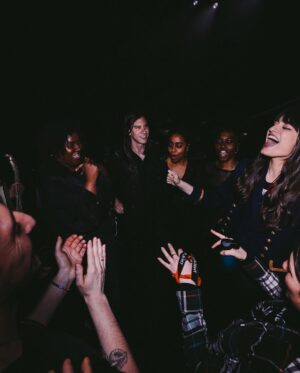 Clara Luciani Instagram - Juste ces mots pour vous dire un immense MERCI pour cette vie rêvée. Je ne me suis jamais autant amusée sur scène et je ne me suis jamais sentie aussi libre. Merci de remplir les salles, merci de me faire sentir si vivante. Je vous aime aussi fort que vous me faites vibrer chaque soir (c’est très très fort). 🫂❤️

📸 @matt_lgs