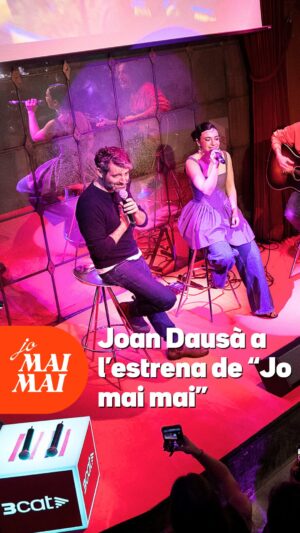 Claudia Riera Instagram - ✨ EL MOMENT de la nit ✨ Joan Dausà puja per sorpresa a l’escenari per cantar “Jo mai mai” amb Clàudia Riera 🎤

Quina gran estrena de la 2a temporada de #JoMaiMai3Cat! Ja pots gaudir-la a la plataforma 3Cat 📲