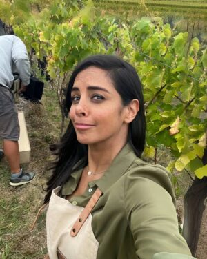 Collien Ulmen-Fernandes Instagram - Den ganzen Tag hart auf’m Weinberg malocht… 

#Weinernte #Neuseeland 
#Filmdreh 🎥🍇🍷🇳🇿🎬
