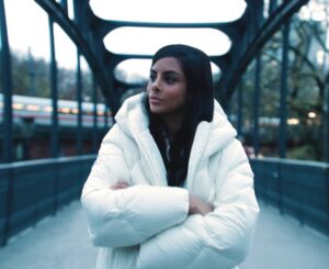 Collien Ulmen-Fernandes Instagram - Was, wenn du plötzlich nackt im Internet auftauchst – ohne es je gewesen zu sein? 

Das ist mir passiert. 

Mein Gesicht wurde für gefälschte, explizite Inhalte benutzt, die über ein falsches LinkedIn-Profil unter meinem Namen an meine beruflichen Kontakte verschickt wurden.
 
Das ist #DigitalerMissbrauch und der betrifft vor allem Frauen. Die jüngst vorgelegten Zahlen des BKA zur „Fallgruppe Digitale Gewalt“ sind alarmierend. Die Anzahl weiblicher Opfer digitaler Gewalt ist immens gestiegen. Keine andere Fallgruppe verzeichnet einen solch hohen Anstieg, heißt es dort.

So genannte #Deepnudes (KI-generierte Nacktbilder) betreffen zu 99 % Frauen.

Daher müssen wir - vor allem heute 
am Weltfrauentag - darüber reden!
Wir müssen Gesetze schaffen!
Wir müssen handeln! 🚨
 
Gemeinsam mit Hate Aid habe ich in den vergangenen Monaten eine Reportage zu dem Thema realisiert: 

„Videos, die Frauen bloßstellen“ zeigt konkrete Fälle und die realen Auswirkungen von Digitaler Gewalt.

Neben mir spricht @hateaidorg CEO und Juristin Josephine Ballon über den rechtlichen Rahmen.

Besonders erschütternd: 
Dagegen vorzugehen ist für die meisten Betroffenen unheimlich schwierig. 

Warum? 

⬆️ Ich habe euch die Doku in meiner Bio verlinkt ⬆️

Zu demselben Thema findet ihr auch meine ZDF-Dokumentation #DieSpur in der @zdfmediathek