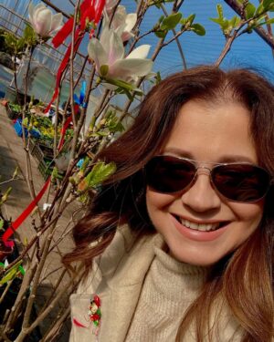 Corina Dănilă Instagram - L-am vizitat pe Laurențiu la Gardenis, în Agronomie, pentru că am decis să ne mai luăm doi pomișori: un nectarin și un măr golden delicious. O revărsare de culori de primăvară am descoperit și am primit ajutorul neprețuit al Georgianei în alegerea noastră, așa că am mai luat un bujor roșu ca focul și un liliac pitic, pe lângă ce ne-am propus.. Şi n-aș mai fi plecat de lângă magnoliile înflorite!! ❤️
De-acum urmează operațiunea “plantarea”! 😄
#spring #fyp #foryou #foryoupage #springvibes🌸