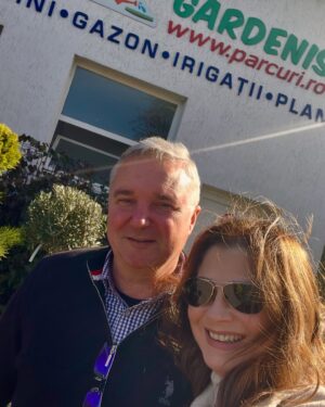 Corina Dănilă Instagram - L-am vizitat pe Laurențiu la Gardenis, în Agronomie, pentru că am decis să ne mai luăm doi pomișori: un nectarin și un măr golden delicious. O revărsare de culori de primăvară am descoperit și am primit ajutorul neprețuit al Georgianei în alegerea noastră, așa că am mai luat un bujor roșu ca focul și un liliac pitic, pe lângă ce ne-am propus.. Şi n-aș mai fi plecat de lângă magnoliile înflorite!! ❤️
De-acum urmează operațiunea “plantarea”! 😄
#spring #fyp #foryou #foryoupage #springvibes🌸