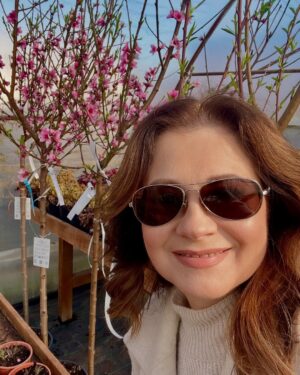 Corina Dănilă Instagram - L-am vizitat pe Laurențiu la Gardenis, în Agronomie, pentru că am decis să ne mai luăm doi pomișori: un nectarin și un măr golden delicious. O revărsare de culori de primăvară am descoperit și am primit ajutorul neprețuit al Georgianei în alegerea noastră, așa că am mai luat un bujor roșu ca focul și un liliac pitic, pe lângă ce ne-am propus.. Şi n-aș mai fi plecat de lângă magnoliile înflorite!! ❤️
De-acum urmează operațiunea “plantarea”! 😄
#spring #fyp #foryou #foryoupage #springvibes🌸