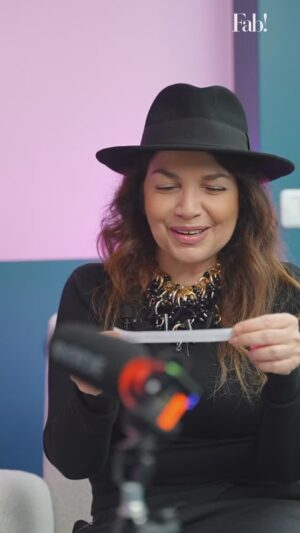 Cristina D'Avena Instagram - È passata a trovarci l’iconica @CristinaDavenaOfficial che, per questo #Sanremo2025, ha realizzato la sigla del #Fantasanremo sulle note della sua “Occhi di Gatto”! Godetevi questa intervista ricca di colpi di scena… a partire dal gabbiano in casa! 
#thatsfab
.
.
.
.
.
#cristinadavena #sanremo #intervistedivertenti #intervista #festivaldisanremo #cristinadavenaofficial #videodivertenti