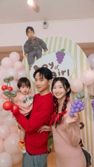 Crystal Yen Instagram - 楊桃要當哥哥了！

用狗狗來當性別趴的揭曉方式！
羅根代表男生小葡萄🍇
歡歡代表女生小櫻桃🍒

是誰走出來呢？？？

#我是二寶媽 #哈嘍小葡萄🍇