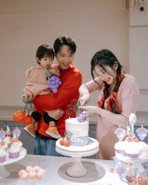 Crystal Yen Instagram - 楊桃要當哥哥了！！！

在懷楊桃前
楊孟霖一直再三跟我確認我準備好了沒
我說準備好了
直到楊桃來了我才知道我根本沒有真正的準備好
一切都手忙腳亂
還好楊桃很天使對我很好
很快的我們就決定要再生一個
中間也是經歷無限育兒時不時的崩潰
他又跟我再三確認我準備好了嗎
現在是二打一
之後就是一打一了
我說我確定這次真的想清楚了
沒想到這次孕期前期極度不舒服每天都廢在床上
變成他要一打四（要照顧嬰、我、歡歡、喜喜）
還要洗衣服、洗碗、洗奶瓶、洗楊桃包辦所有家事
每次都很感謝神隊友的負責任與親力親為
也是讓我敢生第二個的原因
我真的也要加把勁！

很早就決定如果是男生就叫小葡萄🍇，女生就叫小櫻桃🍒
這次私心很想要是女兒
因為好想看女兒會長怎樣
還可以買很多可愛的洋裝一起穿母女裝！一起跳女團舞？！
但是…只能說我上輩子情人太多？！
是小葡萄來了～～～

沒錯！小楊桃有個弟弟了！！
先讓我冷靜幾天哈哈哈哈哈
我要來好好思考活力滿點的兩男生活要怎麼過了
未來就是一起打架、奔跑、打電動、打球？的日子（會有靜態嗎？）
只能說真是男上加男
我真的有體力嗎…？
有人要傳授經驗嗎….？

好啦祝我自己情人節快樂🍇
以後情人節都要陪三個情人過嘍

#哈嘍小葡萄🍇 #男上加男 #兩男生活 #男言之癮 #楊家男子宿舍 #我是二寶媽

場地 甜點/ @sweetpercent.co 
場佈 氣球/ @bon.event.deco @bonballoon.co