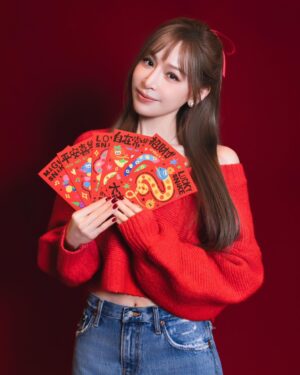 Cyndi Wang Instagram - 福到💕
Cyndi到🍬
#新年快樂 #蛇年大吉
#王心凌  #CyndiWang