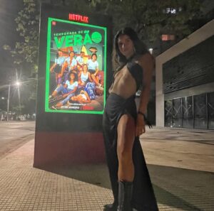 Cynthia Aparecida Instagram - Faz três anos que a @netflixbrasil gravou uma série inteira que se passa à beira da praia, dentro de um estúdio em São Paulo.

Faz três anos que nossos rostos ficaram espalhados pelas ruas e que meus amigos me mandavam fotos.

Faz três anos que o elenco se reunia e colocava a música do BBB para “eliminar” os atores que terminavam de gravar mais cedo.

Faz três anos que trabalhei em um dos projetos mais desafiadores da minha carreira—uma história solar e divertida sendo gravada em uma realidade de caos e medo. Vencemos!

Quando vocês veem rostos na TV, eles são sempre expressados pelos atores, mas vocês não fazem ideia de quanta gente é necessária para que um projeto como esse seja realizado com excelência, ainda mais no meio de uma pandemia. No último vídeo vocês podem ver uma parte da equipe reunia da no último dia de gravação. ✔️

Há personagens, histórias e projetos que ficam no coração, e este, sem dúvida, é um deles.

OBRIGADA, parceiros de elenco, direção, produção, edição, luz, som, cenário, figurino, maquiagem , técnica e todos que participaram de forma direta ou indireta desse projeto.

Thanks, @netflixbrasil @boutiquefilmes! ✨❤️
