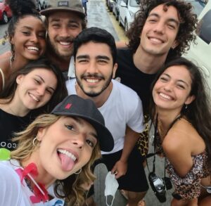 Cynthia Aparecida Instagram - Faz três anos que a @netflixbrasil gravou uma série inteira que se passa à beira da praia, dentro de um estúdio em São Paulo.

Faz três anos que nossos rostos ficaram espalhados pelas ruas e que meus amigos me mandavam fotos.

Faz três anos que o elenco se reunia e colocava a música do BBB para “eliminar” os atores que terminavam de gravar mais cedo.

Faz três anos que trabalhei em um dos projetos mais desafiadores da minha carreira—uma história solar e divertida sendo gravada em uma realidade de caos e medo. Vencemos!

Quando vocês veem rostos na TV, eles são sempre expressados pelos atores, mas vocês não fazem ideia de quanta gente é necessária para que um projeto como esse seja realizado com excelência, ainda mais no meio de uma pandemia. No último vídeo vocês podem ver uma parte da equipe reunia da no último dia de gravação. ✔️

Há personagens, histórias e projetos que ficam no coração, e este, sem dúvida, é um deles.

OBRIGADA, parceiros de elenco, direção, produção, edição, luz, som, cenário, figurino, maquiagem , técnica e todos que participaram de forma direta ou indireta desse projeto.

Thanks, @netflixbrasil @boutiquefilmes! ✨❤️