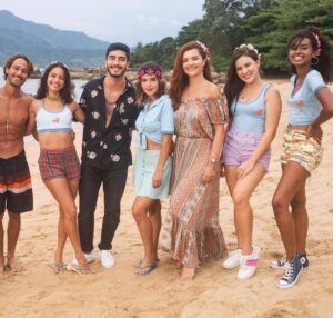Cynthia Aparecida Instagram - Faz três anos que a @netflixbrasil gravou uma série inteira que se passa à beira da praia, dentro de um estúdio em São Paulo.

Faz três anos que nossos rostos ficaram espalhados pelas ruas e que meus amigos me mandavam fotos.

Faz três anos que o elenco se reunia e colocava a música do BBB para “eliminar” os atores que terminavam de gravar mais cedo.

Faz três anos que trabalhei em um dos projetos mais desafiadores da minha carreira—uma história solar e divertida sendo gravada em uma realidade de caos e medo. Vencemos!

Quando vocês veem rostos na TV, eles são sempre expressados pelos atores, mas vocês não fazem ideia de quanta gente é necessária para que um projeto como esse seja realizado com excelência, ainda mais no meio de uma pandemia. No último vídeo vocês podem ver uma parte da equipe reunia da no último dia de gravação. ✔️

Há personagens, histórias e projetos que ficam no coração, e este, sem dúvida, é um deles.

OBRIGADA, parceiros de elenco, direção, produção, edição, luz, som, cenário, figurino, maquiagem , técnica e todos que participaram de forma direta ou indireta desse projeto.

Thanks, @netflixbrasil @boutiquefilmes! ✨❤️