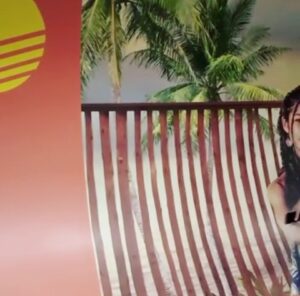 Cynthia Aparecida Instagram - Faz três anos que a @netflixbrasil gravou uma série inteira que se passa à beira da praia, dentro de um estúdio em São Paulo.

Faz três anos que nossos rostos ficaram espalhados pelas ruas e que meus amigos me mandavam fotos.

Faz três anos que o elenco se reunia e colocava a música do BBB para “eliminar” os atores que terminavam de gravar mais cedo.

Faz três anos que trabalhei em um dos projetos mais desafiadores da minha carreira—uma história solar e divertida sendo gravada em uma realidade de caos e medo. Vencemos!

Quando vocês veem rostos na TV, eles são sempre expressados pelos atores, mas vocês não fazem ideia de quanta gente é necessária para que um projeto como esse seja realizado com excelência, ainda mais no meio de uma pandemia. No último vídeo vocês podem ver uma parte da equipe reunia da no último dia de gravação. ✔️

Há personagens, histórias e projetos que ficam no coração, e este, sem dúvida, é um deles.

OBRIGADA, parceiros de elenco, direção, produção, edição, luz, som, cenário, figurino, maquiagem , técnica e todos que participaram de forma direta ou indireta desse projeto.

Thanks, @netflixbrasil @boutiquefilmes! ✨❤️
